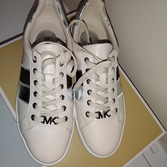 Michael Kors size 7 women's shoe - Picture 9 of 11